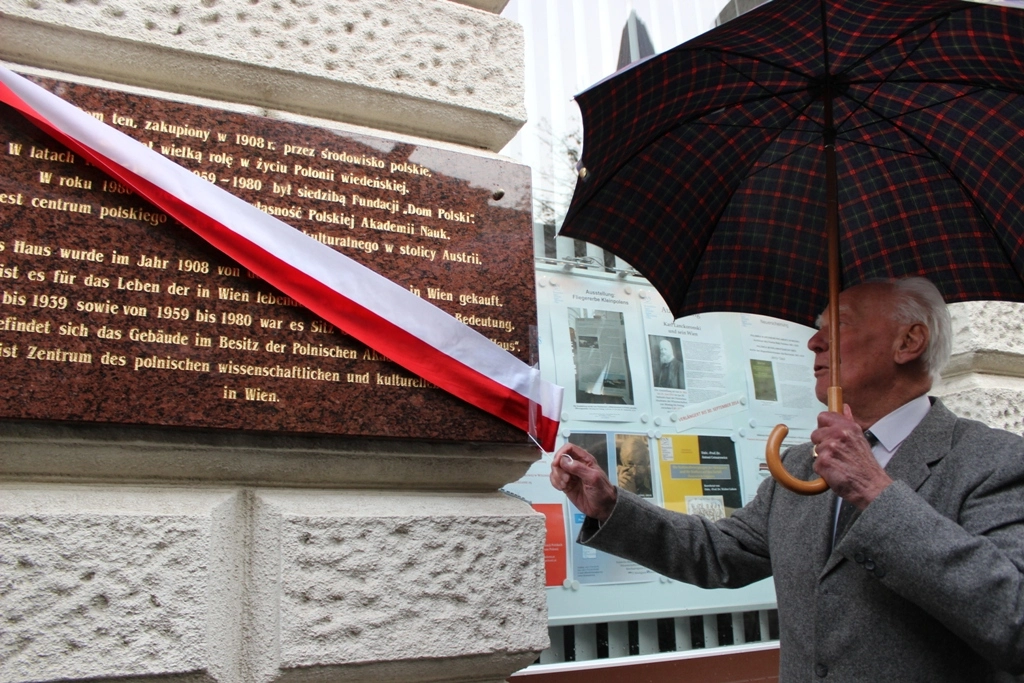 Liternictwo na nagrobkach w Cieszynie - napisy na płytach nagrobnych